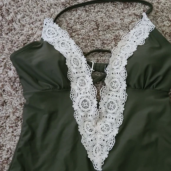 Cupshe Deep V swimsuit - Picture 2 of 4